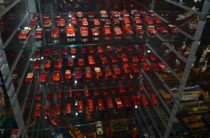 Коллекция игрушечных автомобилей
