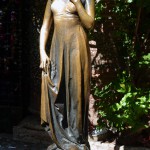 Скульптура Джульетты в рядом с домом семьи Даль Каппелло, ставшим прообразом для шекспировских Капулетти.