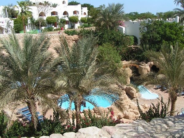 К удовольствию отдыхающих, на территории отеля есть спа- центр и множество бассейнов