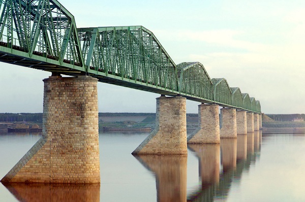 Металлический мост на каменных опорах через Каму вблизи Перми, часть Транссиба
