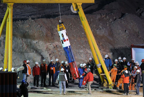 Спасатели и техники подготавливают капсулу Феникс, перед стартом операции по спасению 33 шахтеров.
